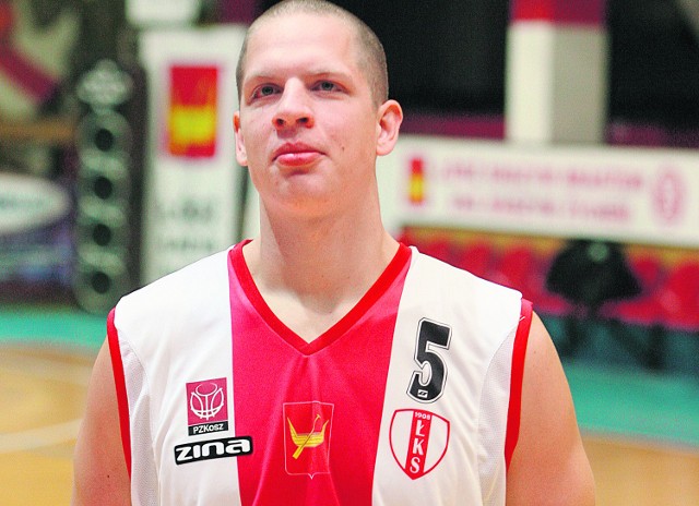 W meczach z MKS o trzecie miejsce 2010 Jakub Dłuski rzucił Dąbrowie łącznie 31 punktów