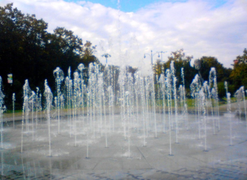 Już jesień..!!!    W każdy upalny dzień  fontanna pełne była kąpiących się dzieci....:>))