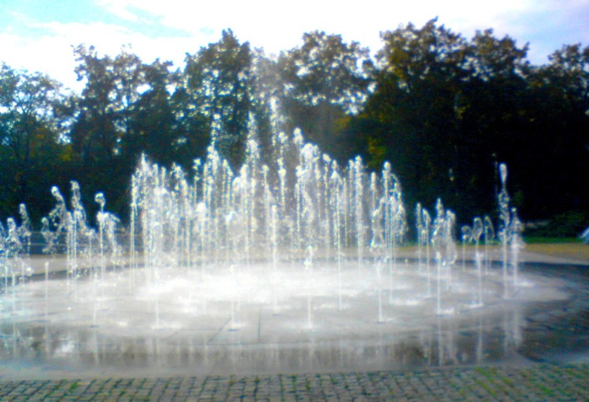Już jesień..!!!    W każdy upalny dzień  fontanna pełne była kąpiących się dzieci....:>))