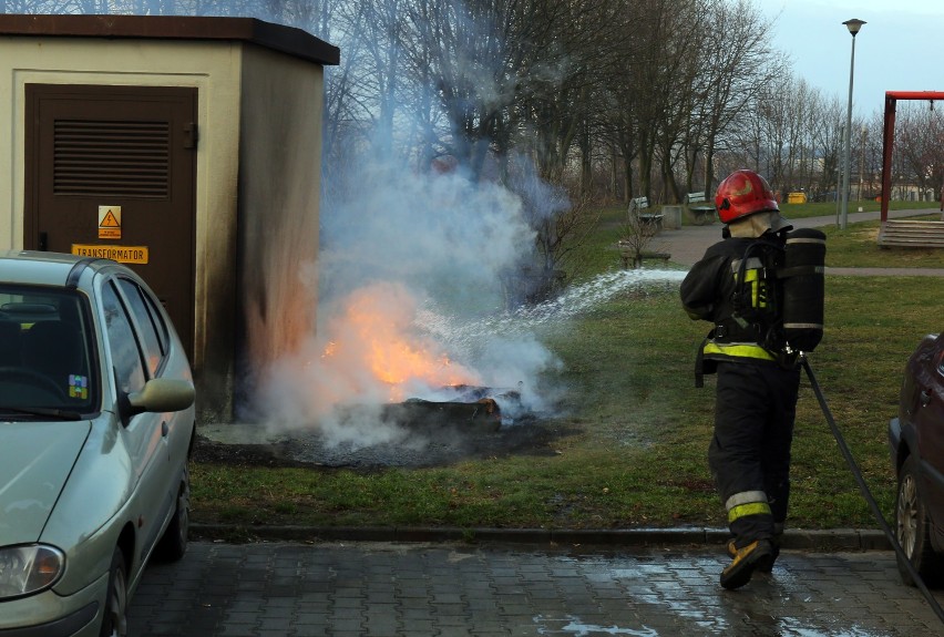 Pożar na gdańskim Suchaninie. Ogień blisko rozdzielni elektrycznej [ZDJĘCIA]