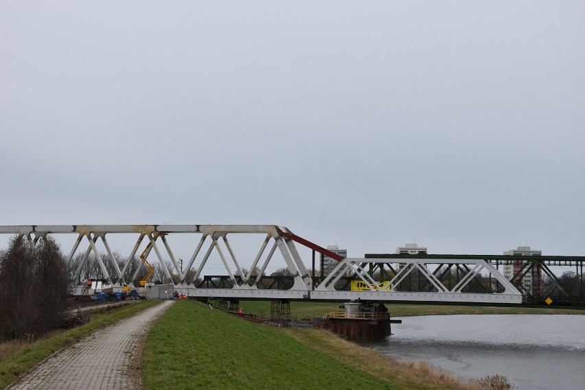 Budowa nowego mostu kolejowego przez Odrę w Opolu. Robotnicy...