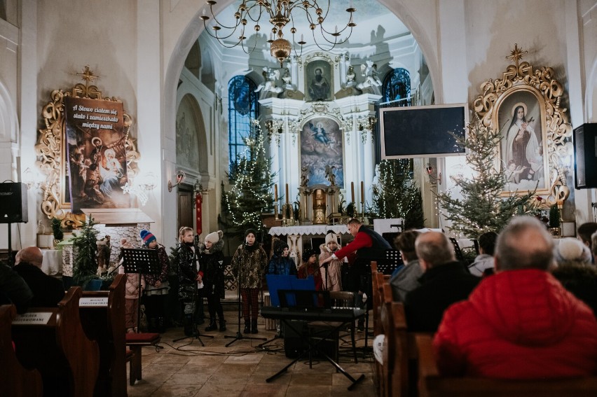 Charytatywny koncert kolęd dla Kubusia Stasiaka w Objezierzu przyciągnął tłumy 