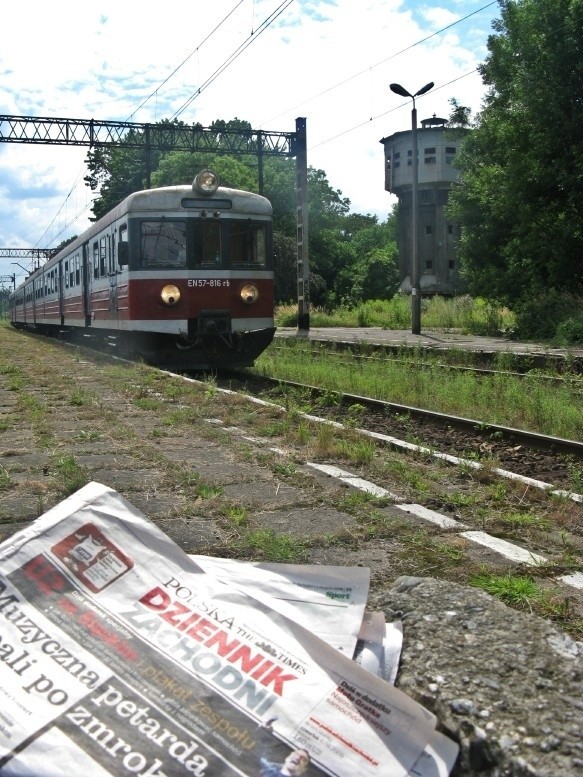 76. Polska Dziennik Zachodni na tle dworca PKP i pociągu...