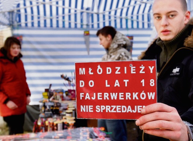 Maciej Szumczyszyn, który ma stoisko przy pl. Grunwaldzkim, nie sprzedaje fajerwerków dzieciom