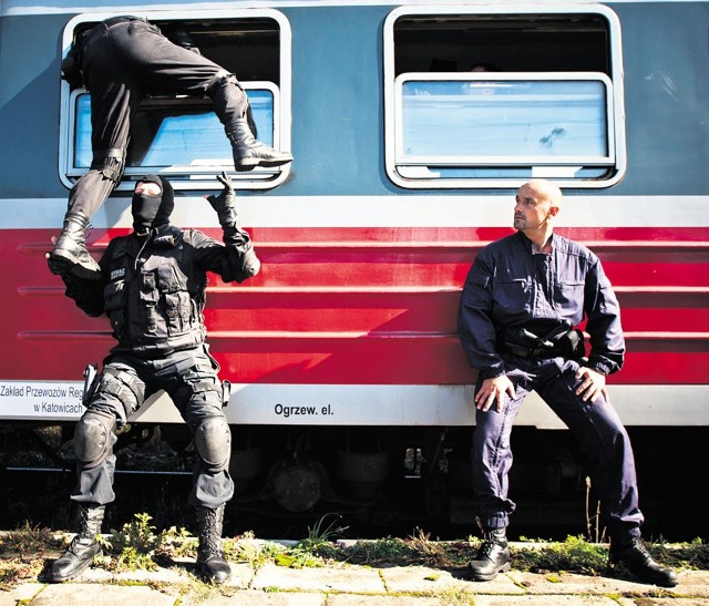 Na dworcu Łódź Kaliska pojawili się policjanci, strażnicy miejscy, funkcjonariusze Straży Granicznej. Ćwiczyli walkę z rozrabiającymi w pociągu kibicami.