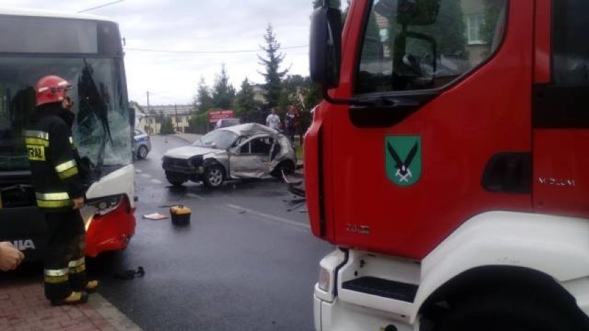Wypadek w Jastrzębiu: osobówka uderzyła w autobus