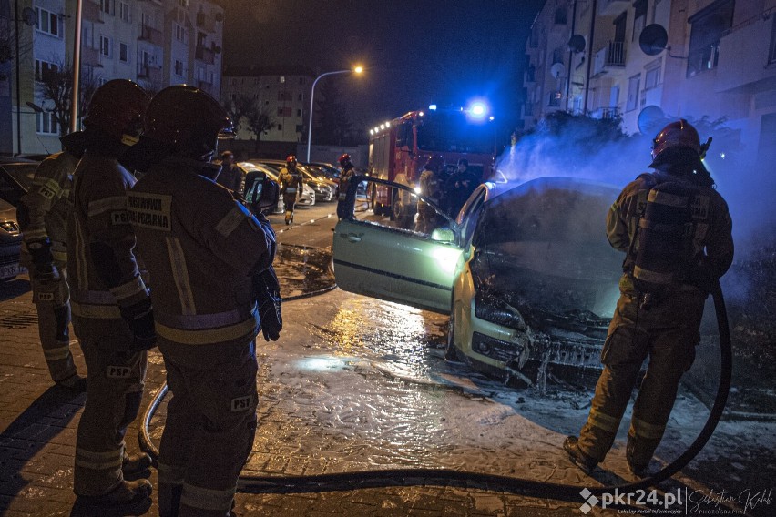 Nocny pożar samochodu na osiedlu przy ul. Kobylińskiej [ZDJĘCIA]