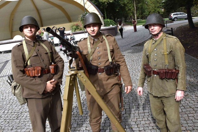 Podczas Festynu Historycznego w Solankach w Inowrocławiu była okazja poznać wyposażenie Wojska Polskiego i niemieckiego wehrmachtu z czasów II wojny światowej. Uczestnicy imprezy mieli okazję wziąć udział w grze terenowej