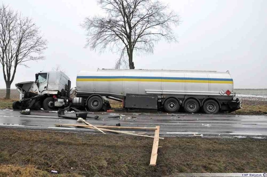 Wypadek na drodze Drohiczyn - Wólka Zamkowa. Śmierć kierowcy dostawczego volkswagena [zdjęcia]