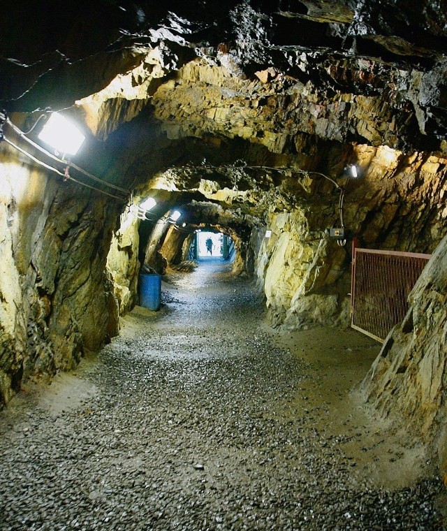 Podziemne korytarze w Walimiu przyciągają tropicieli tajemnic II wojny światowej