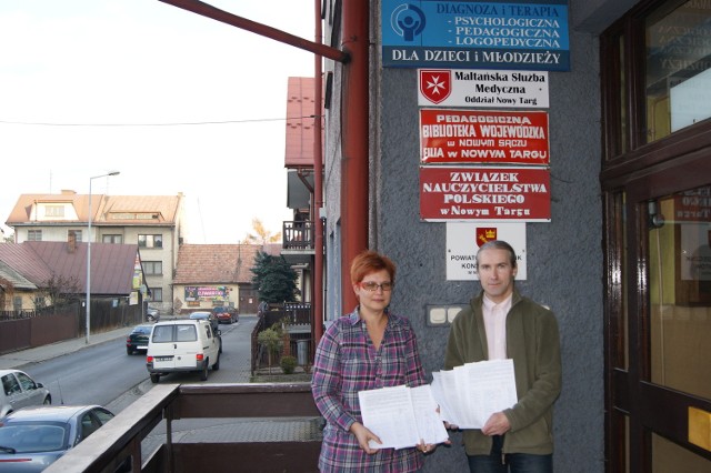 Jadwiga Jurkowska i Szczepan Kowalski, pracownicy biblioteki w Nowym Targu, są przeciwni jej likwidacji