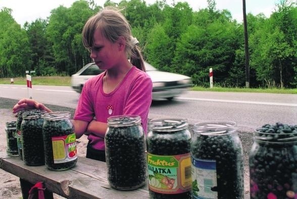 Jagody można kupić na targowiskach i przy drogach