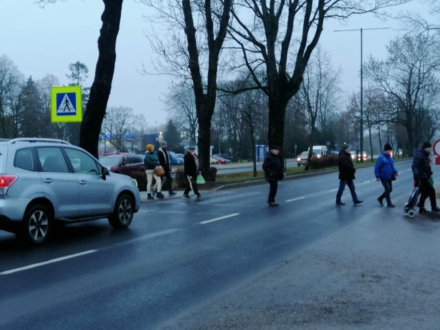 Pasy na tym przejściu stały się prawie niewidoczne. A w dni targowe to bardzo ruchliwe miejsce