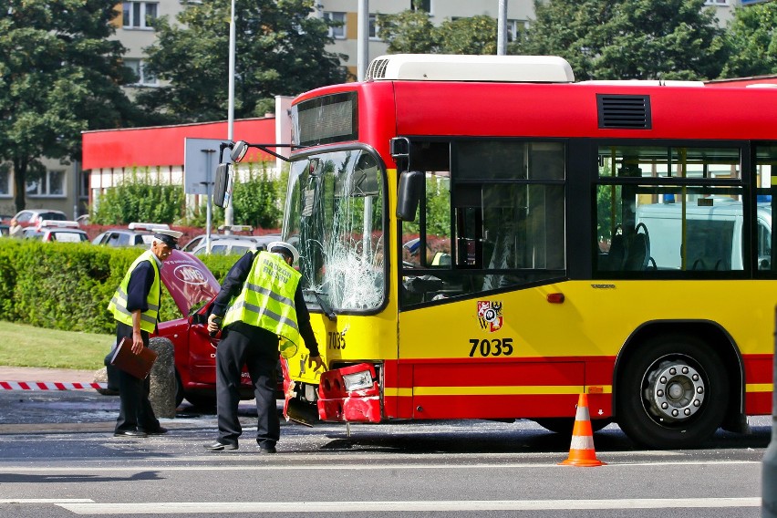 Wrocław: Wymusiła pierwszeństwo, wjechała pod autobus (ZDJĘCIA)