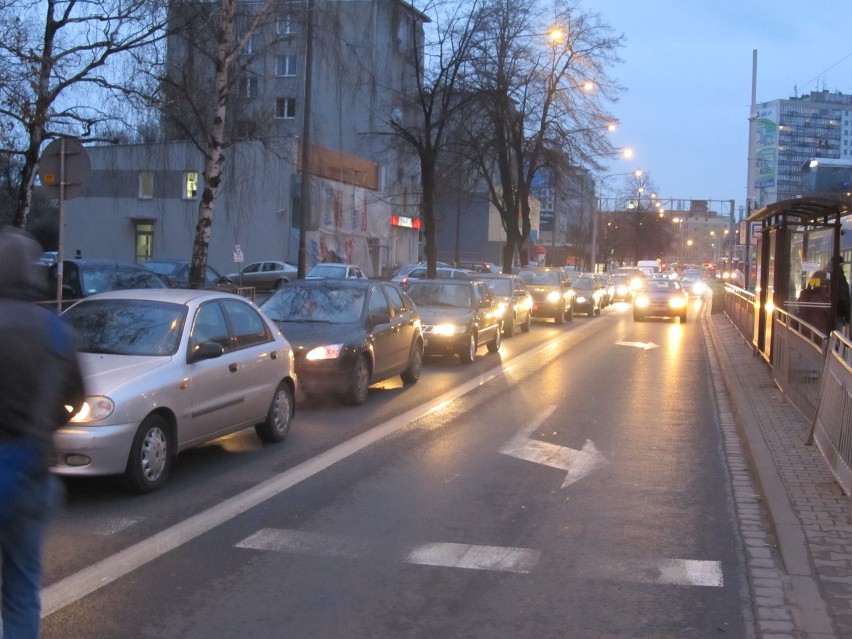 Wrocław: Korki w okolicy pl. Orląt Lwowskich (ZDJĘCIA)