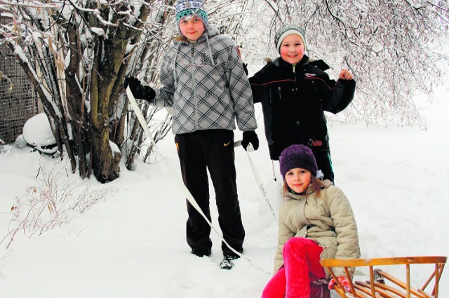 Gabrysia, Dominik i Szymek z Gołaczew, zamiast siedzieć na lekcjach w szkole, zjeżdżali na sankach z górki za domem