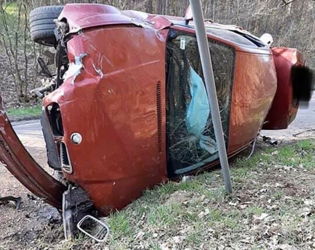 Do wypadku doszło w sobotę, 28 marca, na drodze koło Żelechowa (pow. świebodziński). 

Około godz. 14.00 na drodze pomiędzy Sieniawą a Żelechowem, kierujący bmw po wyjściu z łuku jezdni wpadł w poślizg. – Samochód wypadł z drogi, uderzył w nasyp ziemny i przewrócił się na bok – mówi mł. asp. Marcin Ruciński, rzecznik policji w Świebodzinie.



Na miejsce wypadku dojechały jednostki OSP Lubrza, Żelechów i strażacy zawodowi ze Świebodzina. Dotarła również policja. – Kiedy policjanci dojechali na miejsce kierowcy już nie było, oddalił się z miejsca zdarzenia – mówi mł. asp. Ruciński. 

Pasażerka karetką została zabrana do szpitala. Najprawdopodobniej nic poważnego się jej nie stało. – Trwają poszukiwania kierowcy bmw – mówi mł. asp. Ruciński.

Zobacz też: Wypadek w Ciborzu. Audi wpadło do stawu. Nie żyje pięć młodych osób
