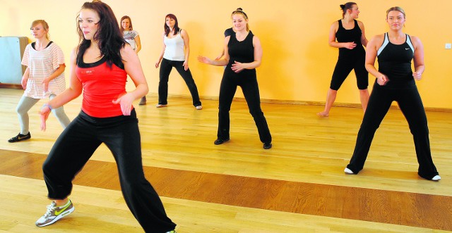 Podczas  tańca Zumba odnajdujemy połączenie wielu elementów takich jak aerobik, ćwiczenia siłowe, ćwiczenia sprawnościowe czy trening interwałowy