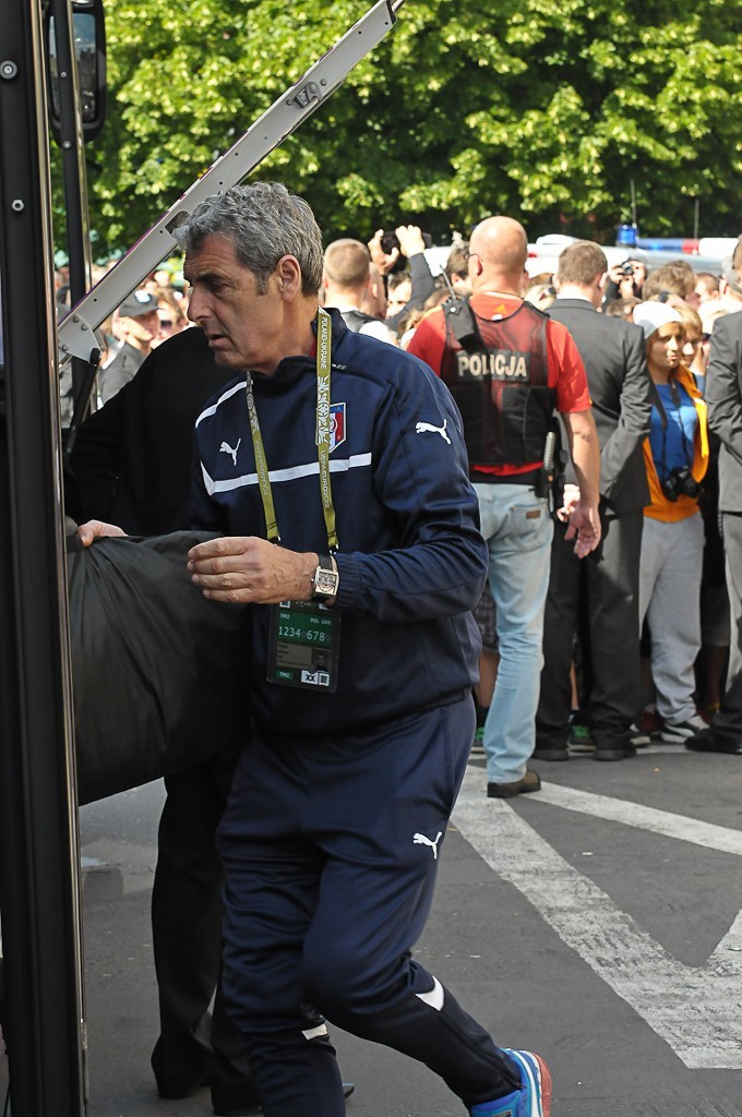 Euro 2012: Zobacz, jak włoscy piłkarze opuszczają hotel w Sopocie i odjeżdżają na mecz (ZDJĘCIA)