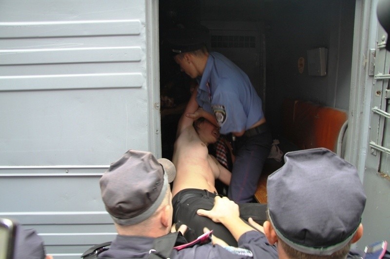Nagi protest FEMEN w Kijowie. &quot;Brudna walka dwóch band&quot; (GALERIA)