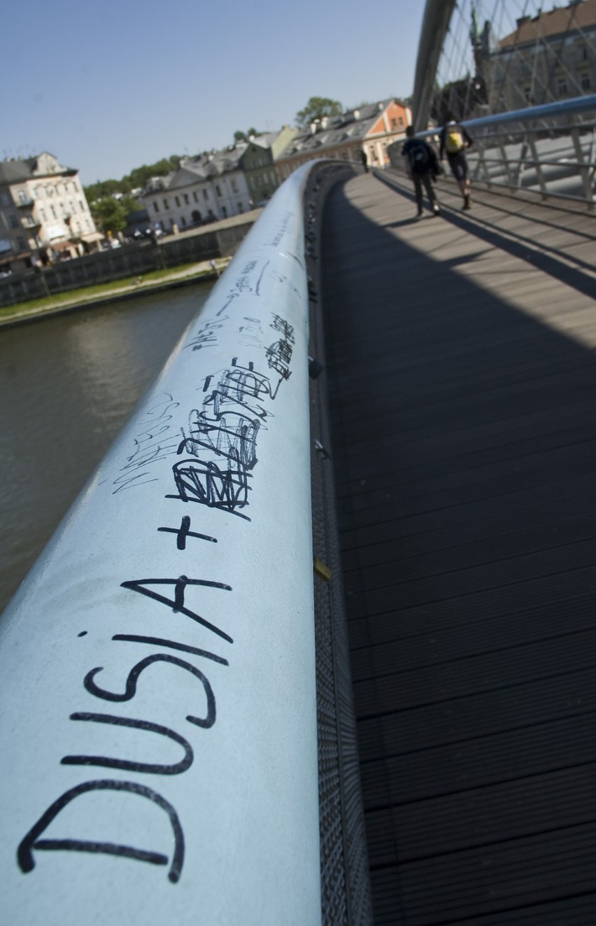 Kraków: anarchiści oszpecili kładkę Bernatka [ZDJĘCIA]