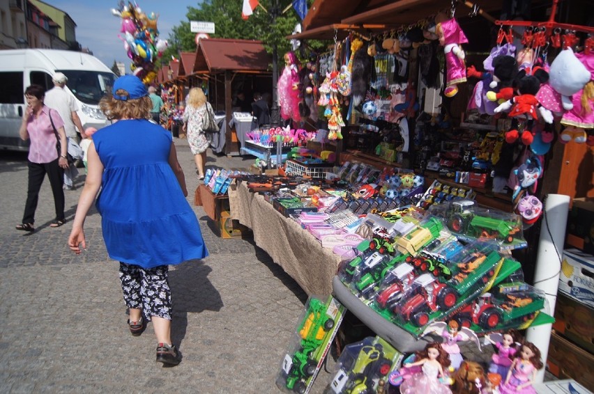 Kutnowska majówka rozpoczęta. Jarmark na ulicy Królewskiej ZDJĘCIA