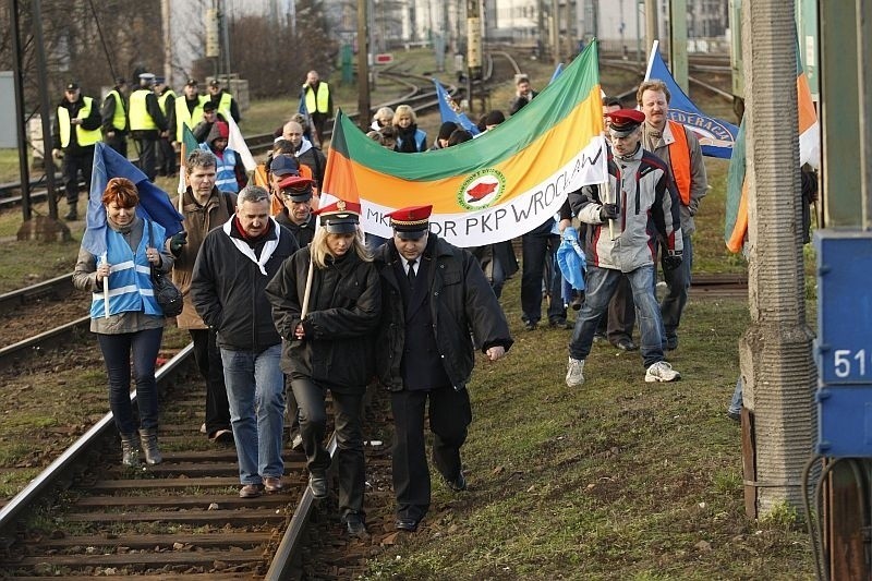 Wrocław: Strajk na PKP! Kolejarze zablokowali tory (ZDJĘCIA)