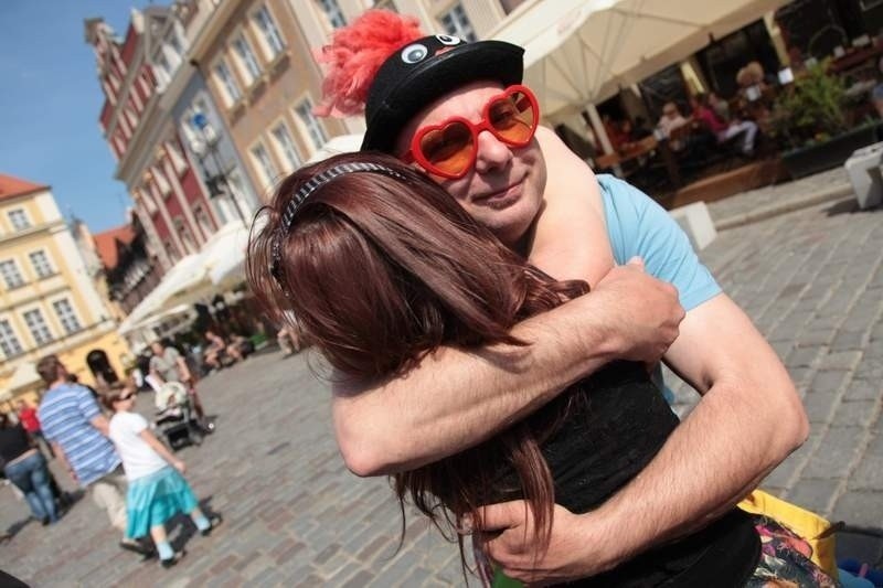 Ogólnoświatowa akcja Free Hugs, czyli "Darmowe przytulanie",...