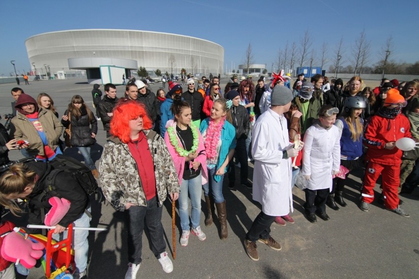 Wrocław: Największy Harlem Shake? Kilkaset osób tańczyło pod stadionem (ZDJĘCIA, FILM)