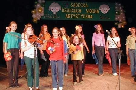 ajmłodsza gwiazdeczka koncertu galowego - śpiewająca 6 - latka Angelika Skoczeń otrzymała za swój występ prawdziwą burzę oklasków. Fot. Iwona KAMIEŃSKA