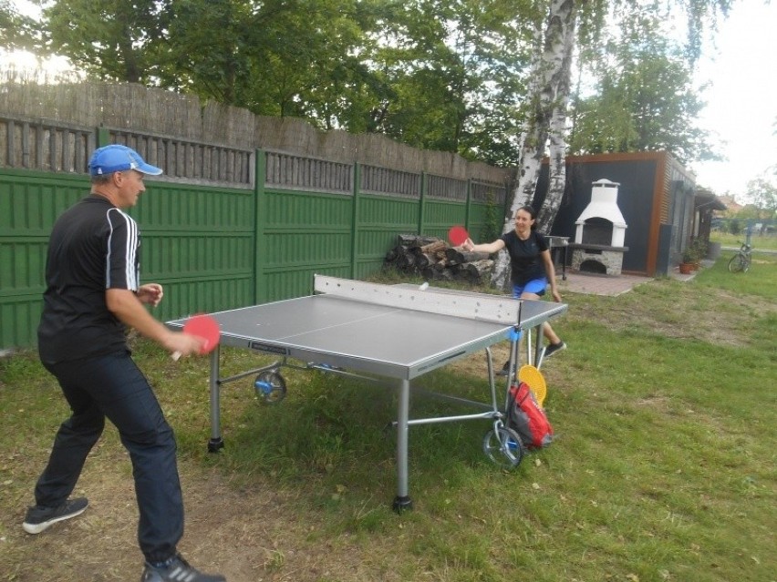 Na terenie rekreacyjno-sportowym w Starowej Górze można grać w ping ponga, żołnierzyki i rozpalić grilla  