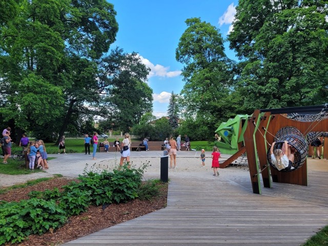 W ramach świętowania 50-lecia rzeźby smoka wawelskiego pod Wawelem w wybranych krakowskich parkach odbywają się „Smocze pikniki". Pierwszy z nich odbył się w parku Decjusza.