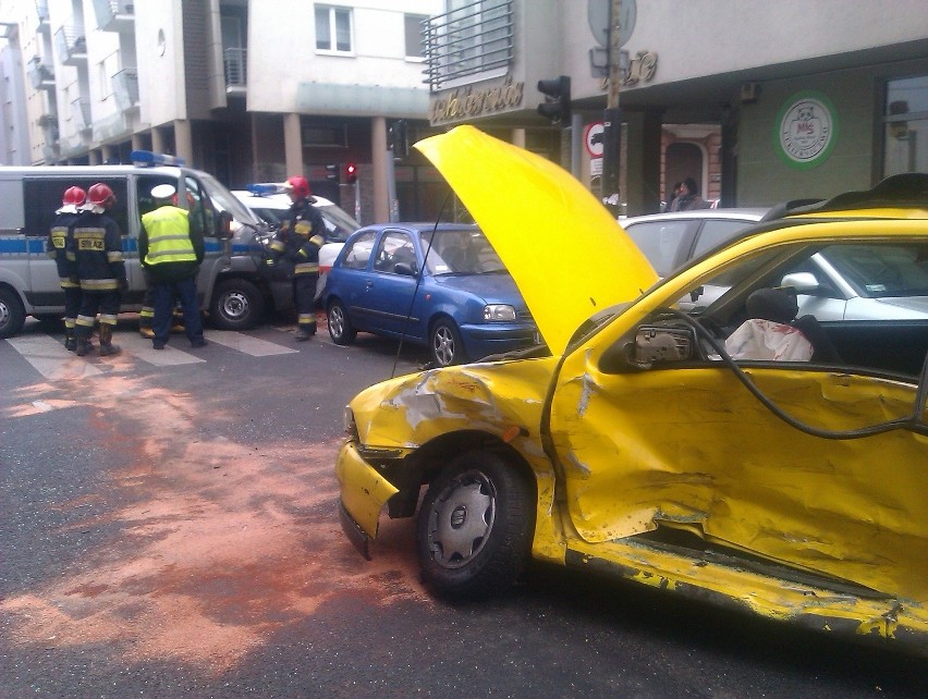 Łódź: 19-latek na czerwonym wjechał w radiowóz [ZDJĘCIA]