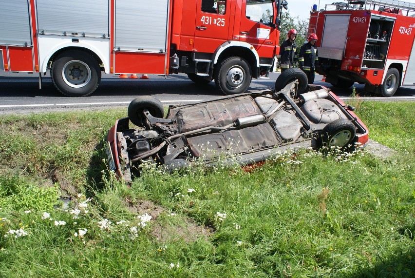 Policja wyjaśnia, jak doszło do wypadku pod Łaskiem. 1 osoba...