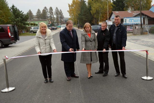 W uroczystym otwarciu ul. Spółdzielczej w Olkuszu wziął udział między innymi burmistrz Roman Piaśnik, który przeciął wstęgę