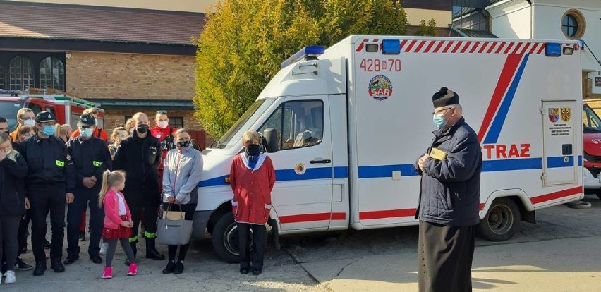 Głogowscy seniorzy otrzymali paczki na Wielkanoc. Przygotowało je miasto i Caritas, a rozwieźli wolontariusze