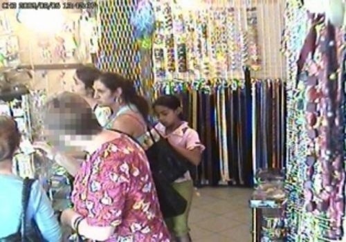 Gang młodych kobiet na łowach w sklepie (zdjęcia)
