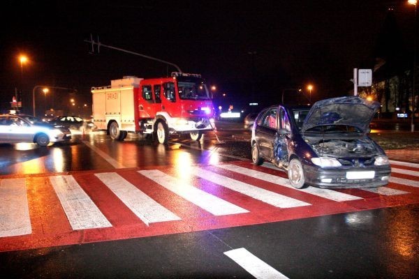 W poniedziałek wieczór volvo V70 z sądecką rejestracją, które zjeżdżało z mostu 700-lecia nad rzeką Kamienicą, wbiło się w prawy bok renaulta megane z rejestracją powiatu limanowskiego. Volvo doznało jedynie drobnych uszkodzeń lewej przedniej części. Mężczyzna prowadzący ten samochód nie ucierpiał.