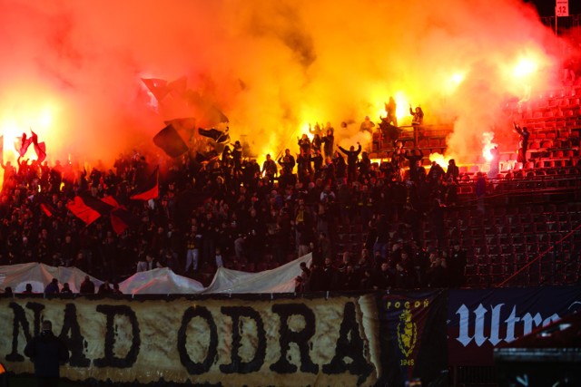 Ponad 6 tysięcy osób oglądało w niedzielę kolejną porażkę Pogoni w Szczecinie.

Czytaj więcej: Pogoń - Legia 1:3. Mistrz skarcił Portowców za błędy w obronie



Pogoń przystąpiła do spotkania już bez Macieja Skorży, jako głównodowodzącego zespołem. Trener zapłacił posadą za złe wyniki Portowców w tym sezonie. Do meczu z legionistami przygotowywał ich więc sztab kierowany przez Rafała Janasa.

Zobacz również: Kosta Runjaić nowym trenerem Pogoni Szczecin? Oglądał mecz