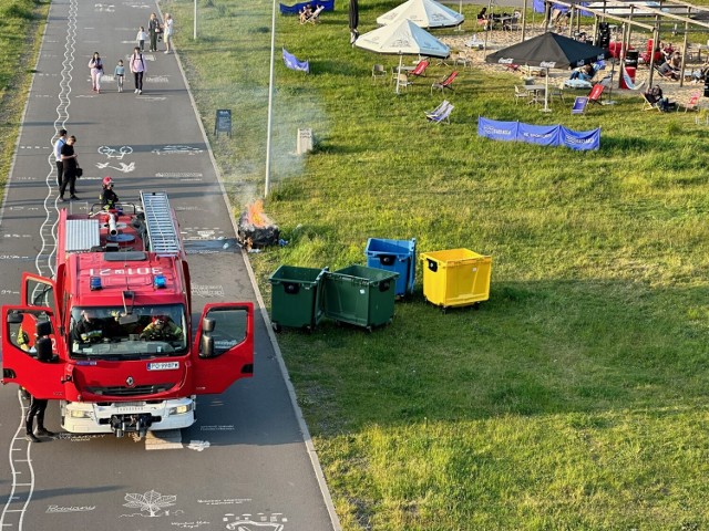 Zdarza się, że osoby wypoczywające nad poznańską Wartą wyrzucają do plastikowych kontenerów na odpady żar lub popiół z grilla.