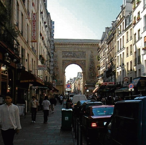 W Paryżu reklam nie wolno instalować w pobliżu szkół, na brzegach Sekwany, Montmartre oraz na ogrodzeniach parków i cmentarzy.