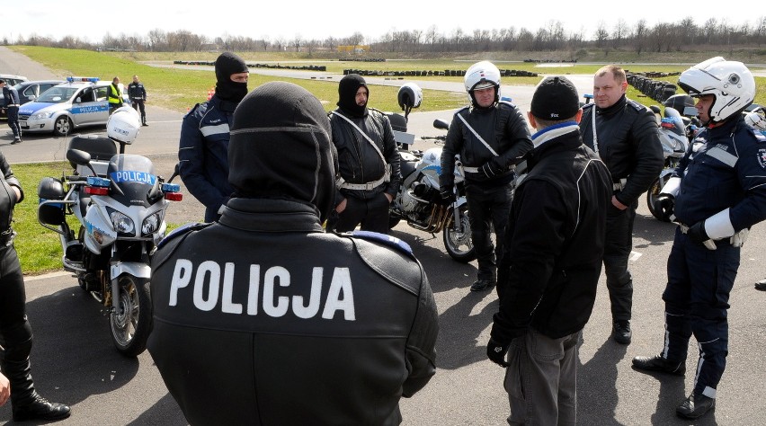 Policjanci szkolą się w jeździe na motocyklach (ZDJĘCIA)