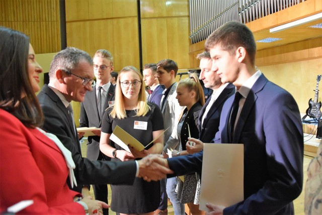 Wręczenie dyplomów stypendiów premiera RP dla 94 najlepszych opolskich uczniów