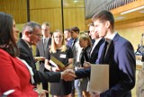 Stypendia premiera dla 94 uczniów z Opolszczyzny. Na razie są dyplomy, pieniądze będą później [WIDEO, ZDJĘCIA]