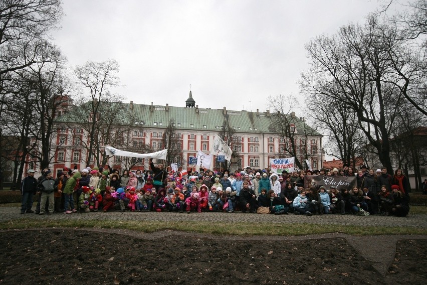 Młodzi Melomani przyszli na manifestację z transparentami