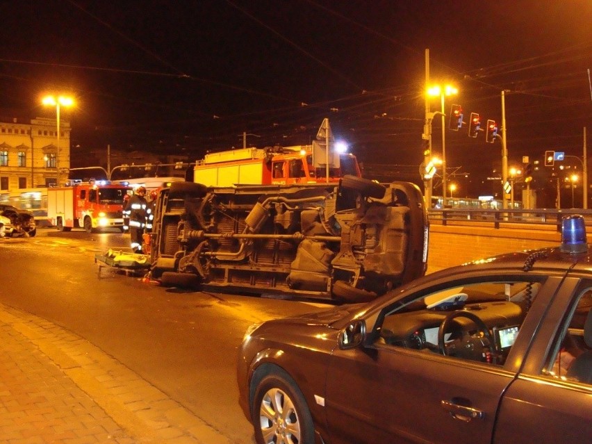 Wrocław: Wypadek na pl. Jana Pawła II (ZDJĘCIA)