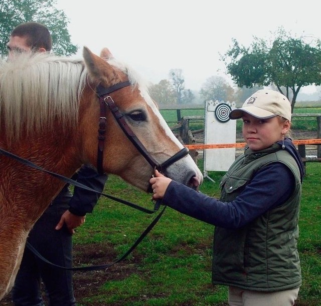 Terapia z udziałem koni pomaga Karinie w walce z chorobą