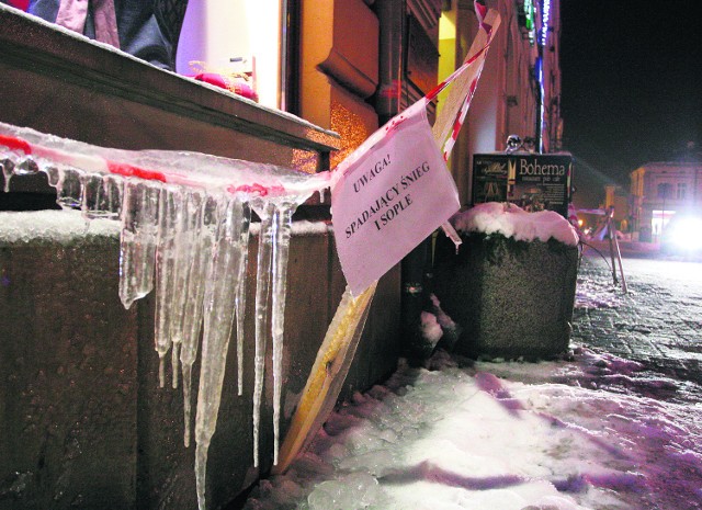 Właściciele posesji zamiast usnąć śnieg i sople ustawiają ostrzeżenia o niebezpieczeństwie