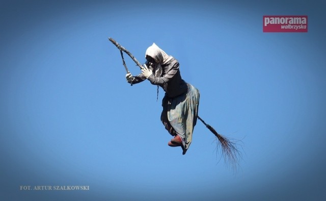 Czarownica lecąca nad wałbrzyską dzielnicą Podgórze
