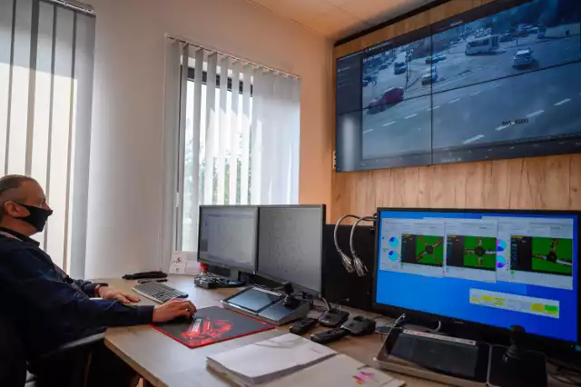 Obraz z kamer na tarnowskich skrzyżowaniach dociera do centrum sterowania ruchem na ulicy Nadbrzeżnej, gdzie pracownicy mają wgląd na to, co w danym momencie dzieje sie na ulicach i gdzie należy interweniować, bo się korkuje